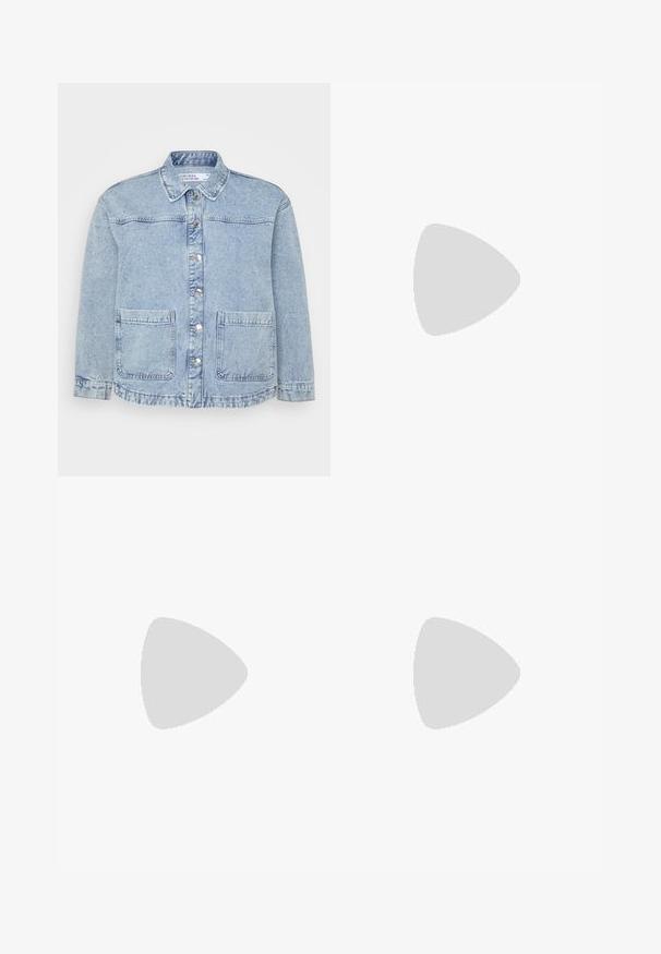 Lys blå denimjakke med knappestolpe foran, spiss krage og to brystlommer. Har slitt kant og subtile falming.; Hvit, trekvartlang erm, løstsittende topp med rund halslinning og en liten nøkkelhullåpning foran. Glatt tekstur, ingen mønstre.; Lyseblå denim brede ben jeans med gradientvask, med knappelås, frontlommer og kontrastsøm langs kanten.; Hvit høyhælte sandal med kraftig hæl, med en stroppe-design og ankelbånd. Glatt tekstur med plattform foran for ekstra høyde.