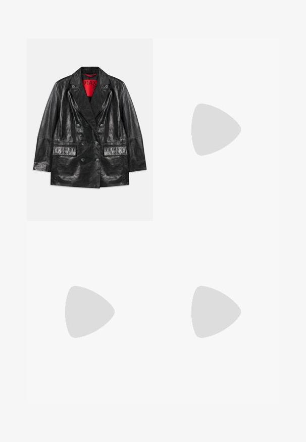 Blazer noir en simili cuir à double boutonnage avec revers en pointe, deux poches avant et une texture lisse et brillante. Doublure rouge visible à l'intérieur.; Blouse blanche à manches longues en tissu léger, avec un col classique, des boutons sur le devant et un design superposé avec une partie inférieure transparente.; Pantalons larges en tissu rouge vif, avec une texture lisse, deux poches latérales et une taille ajustée avec des plis.; Chaussures à talons hauts en cuir verni noir avec un bout carré, une bride de cheville et un talon épais. Comprend des détails perforés le long du bord.