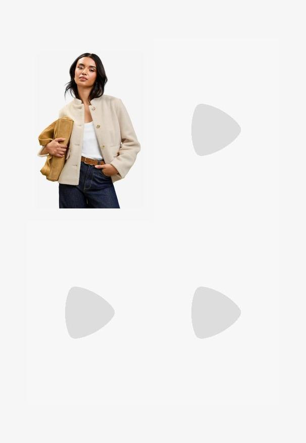 Beige Wollblendjacke mit hohem Kragen, goldenen Knöpfen und frontalen Taschen, kombiniert mit einer hellbraunen Wildledertasche und hochgeschnittenen dunklen Jeans.; Weiße Bluse aus Lochstickerei, mit gerüschtem Ausschnitt und Ärmeln. Verfügt über eine Bindeschließe vorne und hat eine strukturierte Oberfläche.; Weiße Leinen-Hosen mit weitem Bein, elastischem Bund, Kordelzug und einem lockeren, fließenden Schnitt. Sie haben saubere Kanten und keine sichtbaren Muster.; Weißer Sneaker mit grünen Streifen, Wildleder-Zehenkappe und strukturiertem grauem Sohlen. Verfügt über ein Schnürdesign und "Samba"-Branding.; Marimekko KARLA - Umhängetasche - light grey; Goldfarbene doppellagige Halskette mit einer zarten Kette und einem kleinen Herzanhänger, der eine glatte Oberfläche und ein filigranes Kettendesign aufweist.