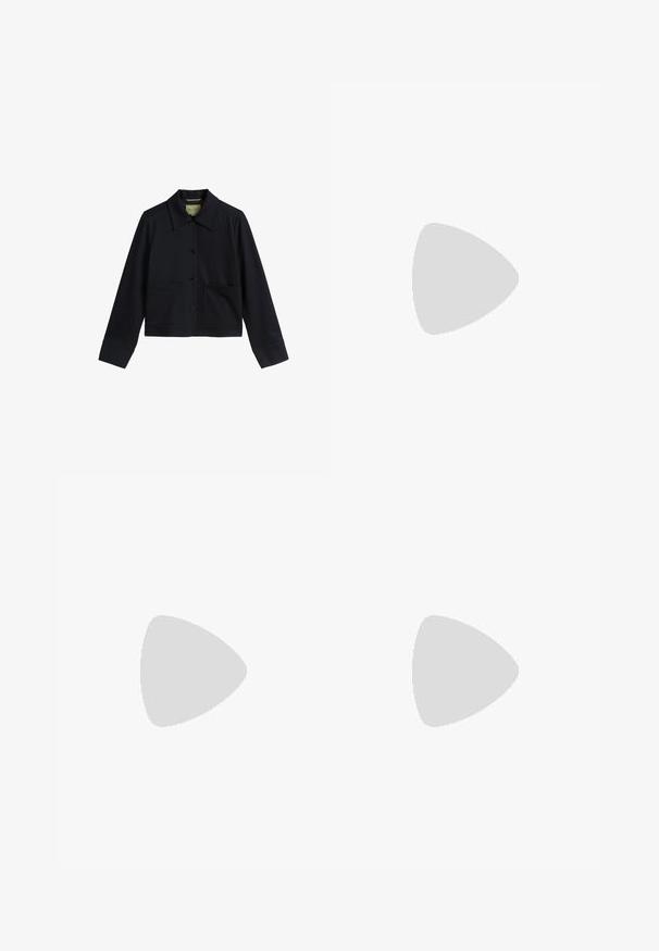 Chaqueta de algodón de color marino con cuello estructurado, cierre frontal de botones, dos grandes bolsillos frontales y mangas largas con detalles en los puños.; Dos camisetas de manga larga, una negra y otra blanca, ambas con escote cuadrado y confeccionadas en un tejido suave y elástico.; Yogasearcher MATSYA - Pantalones deportivos - lavastone; Bota de tobillo de cuero negro con paneles laterales elásticos, suela de goma gruesa y un alto tacón de bloque. Presenta una lengüeta en la parte trasera.