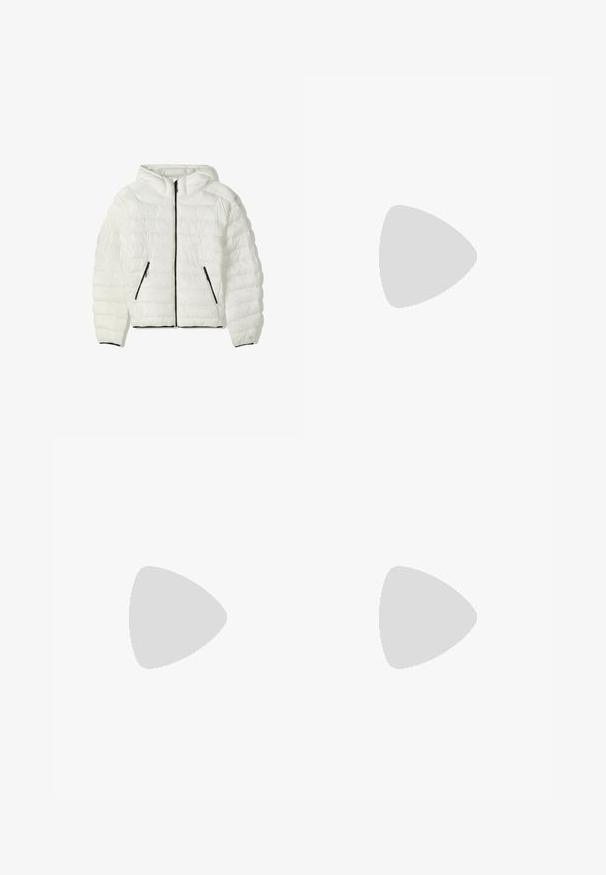 Witte pufferjack met een capuchon, voorzien van horizontaal gestikte secties, zwarte rits en twee zijzakken met rits. Accent manchetten aan de zoom.; Crème-kleurig t-shirt met korte mouwen, voorzien van een subtiele gestreepte textuur en een ronde halslijn, gemaakt van lichte stof.; Beige geplooide broeken met een recht model, gemaakt van een zachte stof, met een knoopsluiting en riemlussen op de tailleband.; Beige suède sneakers met een ronde neus, vetersluiting aan de voorkant en een getextureerde achteraccent. De witte rubberen zool zorgt voor contrast. Eenvoudig en modern ontwerp.