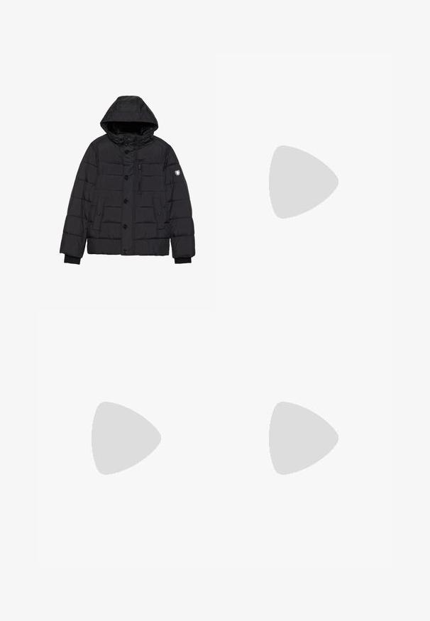 Schwarze Steppjacke mit abnehmbarem Kapuzenkragen, Knopf- und Reißverschluss, gestepptem Design, seitlichen und Brusttaschen sowie einem Logo am Ärmel.; Schwarzer Sweatshirt mit einem zentralen Grafikdesign eines Schädels in verschiedenen Rosa- und Schwarztönen, mit Rundhalsausschnitt und gerippten Bündchen.; Schwarze Jeans mit geradem Schnitt, Fünf-Taschen-Design und einem vorderen Knopfverschluss. Glatte Textur mit minimalen Nähten.; Schwarze Leder-Slipper mit glattem Obermaterial, gesteppten Akzenten, runder Zehenpartie und niedrigem Gummiabsatz. Die Sohle hat ein minimales Profil.