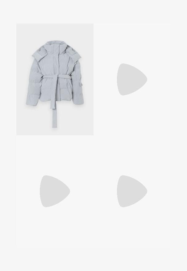 Lichtgrijze pufferjack met een hoge kraag, een ceintuur in de taille en knopen op de schouders. Glad materiaal met een geborduurd patroon en geen zichtbare sluitingen.; Blauwe cropped hoodie met een voorvak in kangoeroestijl en klein wit 'Holzweiler' logo op de linkerborst, geribbelde boorden en onderrand.; Wijdvallende broek in donkerbruin stof met een elastische tailleband, voorzien van een gladde textuur en scherpe lijnen voor een verzorgd uiterlijk.; Witte sneaker met een getextureerde suede neuskap, een soepel mesh bovenwerk, decoratieve veters en een zwarte rubberen hakaccent.