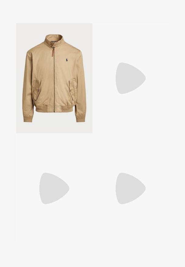 Beige bomberjacka i lätt tyg, med dragkedja, hög krage, två framfickor och en liten logotyp på bröstet.; Brun heren sweater med zipkrage. Ribbad mudd, mjuk textur och liten logotypdetalj på bröstet. Tillverkad av en bomullsblandning.; Marina bomullbyxor med avslappnad passform, som har veck framtill, två sidofickor och en knappknäppning i midjan.; Marina sneakers med en kombination av mocka och tyg, vita snören, en gummisula och en liten logotyp på sidan.