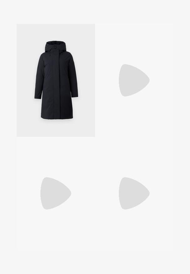 Cappotto lungo nero con cappuccio, dal taglio dritto, dotato di chiusura con zip, tasche laterali e dettagli con coulisse sul cappuccio. Texture liscia.; Maglione a dolcevita grigio chiaro, realizzato in tessuto morbido, con maniche lunghe e una vestibilità rilassata, caratterizzato da una texture liscia e fine.; Pantaloni bianchi a gamba larga in cotone, con chiusura frontale a bottone, passanti per la cintura e taglio dritto senza motivi visibili.; Stivale in pelle nera al ginocchio con punta arrotondata, texture liscia, design minimalista e suola piatta. Dettagli di cucitura semplici sulla gamba.