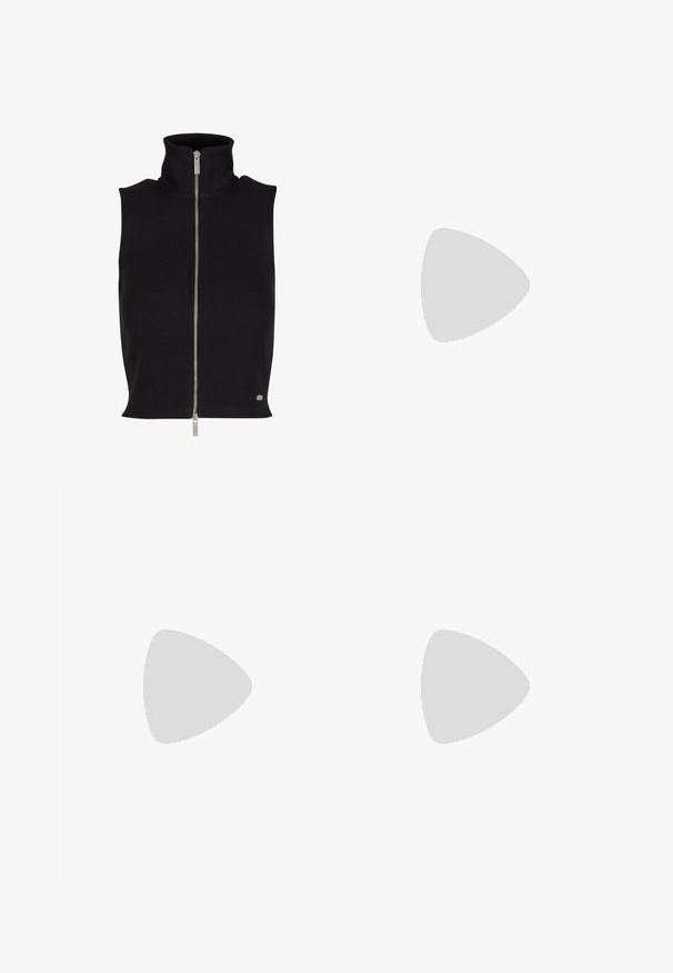 Schwarzes, geripptes, ärmelloses Oberteil mit hohem Kragen und silbernem Reißverschluss. Hat eine glatte Textur und ein kleines Logodetail am Saum.; Schwarzes ärmelloses Turtleneck-Top aus Stretchstoff, mit einem zentralen weißen Levi's-Logo auf einem rechteckigen Patch, mit glatter Textur.; Schwarzer Rock mit Kirschmotiv, roten Kirschen und grünen Blättern. Mit einem Seitenschlitz für zusätzliches Designdetail.; Beige und graue Sportschuhe aus Mesh und Wildleder mit einem gestuften Design, weißen Akzenten und einer gepolsterten Sohle.
