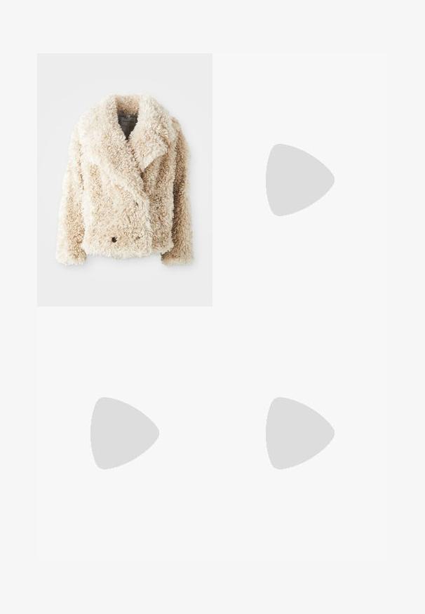 Cremefarbene Kunstfelljacke mit tiefem V-Ausschnitt, doppelreihigem Knopfverschluss und strukturierter, flauschiger Oberfläche. Mit breiten Revers.; Rippenshirt mit langen Ärmeln in Braun, mit einem gewellten Spitzenkragen und -saum. Verfügt über eine figurbetonte Passform und ein strukturiertes Material für zusätzliche Details.; Beige, Satinrock mit ausgestellter Silhouette. Verfügt über einen gerafften Taillenbund und einen subtilen Glanz, mit schrägen Nähten und einem fließenden Fall.; Knöchelhohe schwarze Lederstiefel mit spitzem Schuhkopf, glatter Textur und einem stabilen, profilierten Blockabsatz. Schlankes Design mit minimalen Akzenten.; Schwarze Lederhandtasche mit goldenen Hardware-Akzenten, ausgestattet mit einem charakteristischen Verschluss, einem abnehmbaren Schultergurt und einer strukturierten Oberfläche.