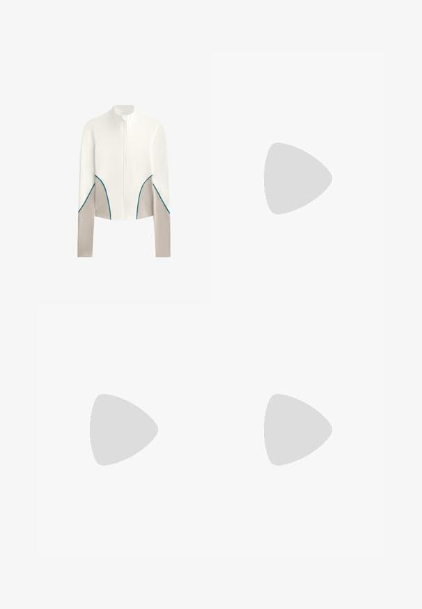 Skórzana kurtka w białym kolorze z jasnoszarymi akcentami, z tealowym obszyciem wzdłuż szwów i z przodu zamkiem błyskawicznym.; On MOVEMENT CROP zielony; Czarne rowerowe szorty o wysokim stanie wykonane z rozciągliwego, gładkiego materiału, kończące się tuż poniżej kolana, w połączeniu z jasnymi butami sportowymi.; Lekki sportowy but w beżowym materiale z siateczki, o teksturowanym wykończeniu, z białą podeszwą i tonalnymi akcentami po bokach. Prosty system sznurowania.