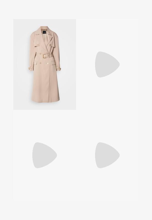 Trench coat bege com um design de dupla face, lapelas largas, cintura cingida e bolsos laterais. Apresenta ferragens em tom dourado e uma textura suave.; T-shirt preta de algodão com mangas curtas dobradas, apresentando um logotipo em relevo no centro e um pequeno detalhe de bandeira na lateral.; Saia preta lápis com uma fenda leve, apresentando um detalhe em corrente dourada na cintura. Feita de um tecido liso e elástico para conforto.; Botas de tornozelo em pele preta com uma textura suave, bico arredondado e um fecho de fivela dourada no tirante do tornozelo. Design com salto em bloco.