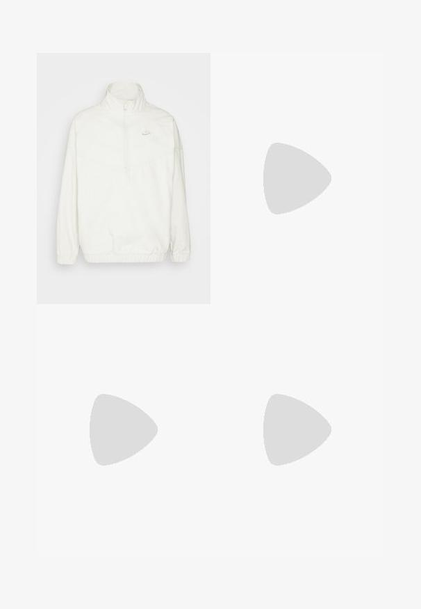 Chaqueta blanca de Nike con cuello alto, cierre de media cremallera en el frente, puños elásticos y dobladillo; presenta un sutil patrón de chevron y el logo.; Camiseta blanca de manga corta hecha de algodón, con un pequeño logo de Nike en rojo y negro en el lado izquierdo del pecho. Corte regular, escote redondo.; Pantalones cortos de baloncesto rojos con cintura elástica, con un logo de la NBA en blanco a la izquierda y un gráfico de “BULLS” a la derecha. Rayas en negro y blanco en el dobladillo.; Zapatillas bajas de cuero blanco con puntera perforada, laterales texturizados y suela de goma lisa. Presentan un diseño minimalista y detalles de costura.