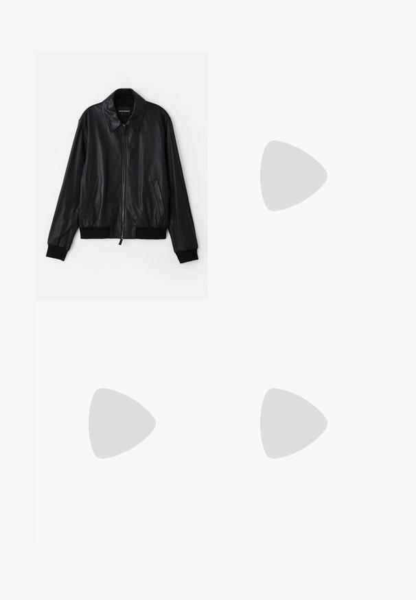 Μαύρο δερμάτινο bomber jacket με φερμουάρ μπροστά, μεγάλο γιακά, πλαϊνές τσέπες και  ribbed μανίκια και στρίφωμα. Λείο υφή με σχεδίαση που εφαρμόζει.; Μαύρο κοντομάνικο oversized T-shirt με στρογγυλή λαιμόκοψη και ορατή ετικέτα μάρκας Filippa K μέσα στον γιακά.; Μ�αύρα chinos από βαμβάκι με σχεδίαση slim-fit, ίσια πόδια, μπροστινές τσέπες και καθαρή, λεία υφή, κατάλληλα για διάφορες περιστάσεις.; Μαύρο πλεκτό παπούτσι slip-on με λείο δερμάτινο στοιχείο στο άνω μέρος, στρογγυλή μύτη και χαμηλό καουτσούκ πάτο.