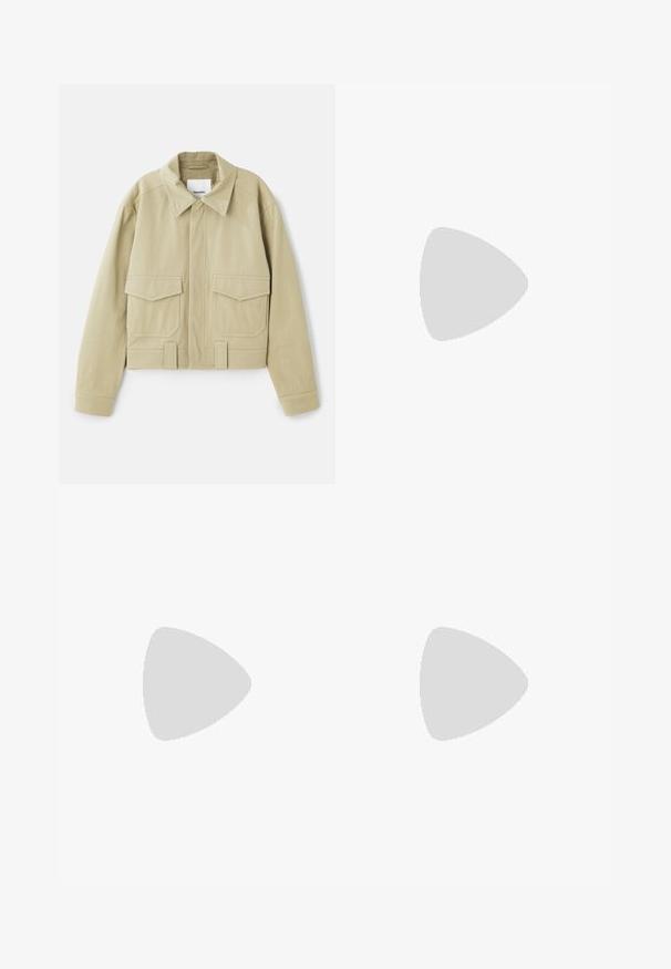 Nanushka RUBEN  - Leichte Jacke - pebble; T-Shirt mit kurzen Ärmeln aus weichem, mittelblauem Baumwollstoff. Verfügt über einen klassischen Rundhalsausschnitt, einen geraden Schnitt und minimale Nähdetails.; Khaki weitgeschnittene Hose aus Baumwolle mit hoher Taille, Fronttaschen und Knopfverschluss. Glatte Textur und taillierte Passform.; Weiße Ledersneaker mit glatter Oberfläche, runder Zehenpartie, flachen Schnürsenkeln und strukturiertem Sohlenprofil. Mit einem dezenten Logo an der Ferse.