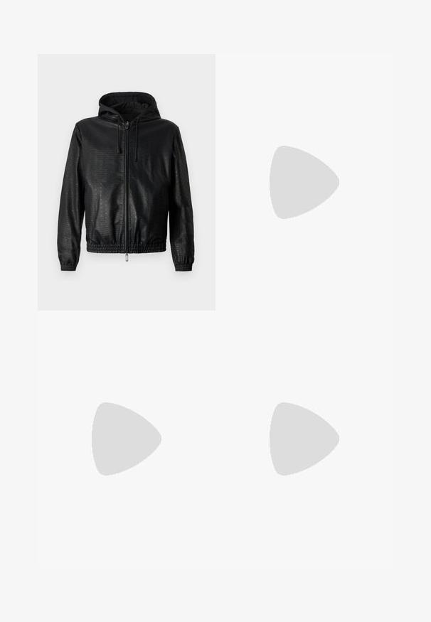 Emporio Armani Lederjacke - black; Schwarzes Baumwoll-T-Shirt mit kurzen Ärmeln, das ein rotes gesticktes Herzdesign auf der linken Brust zeigt. Klassischer Rundhalsausschnitt, lockere Passform.; Schwarze Denim-Jeans mit schmaler Passform, Fünf-Taschen-Design und Knopfverschluss. Der Stoff hat eine glatte Struktur und dezente Verblassung.; Schwarze Ledersneaker mit niedrigem Profil, abgerundeter Zehe und Schnürverschluss; ausgestattet mit einer strukturierten Gummisohle und Logo-Detail an der Ferse.