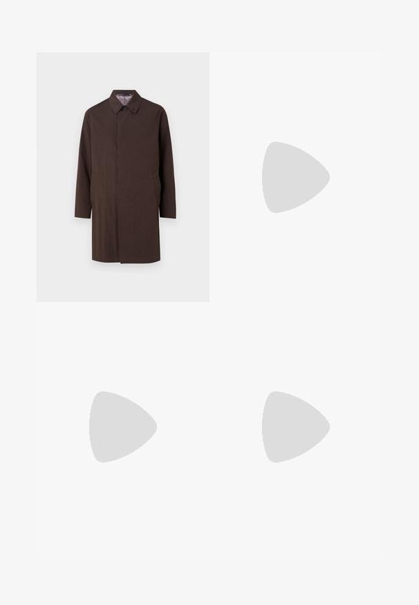 Paul Smith CASUAL FIT COAT - Trenčkot - dark brown; Béžové bavlnené tričko, krátke rukávy, okrúhly výstrih, jednoliata farba bez vzorov, voľný strih, s etiketou „CLOSED“ na výstrihu.; Čierne bavlnené nohavice rovného strihu s plisovaným predným dielom, pútkami na opasok a zapínaním na gombík. Hladká textúra bez vzorov.; Biele nízke tenisky s zeleným lemovaním, béžovými zamatovými detailami a krémovou podošvou s drsným dnom.