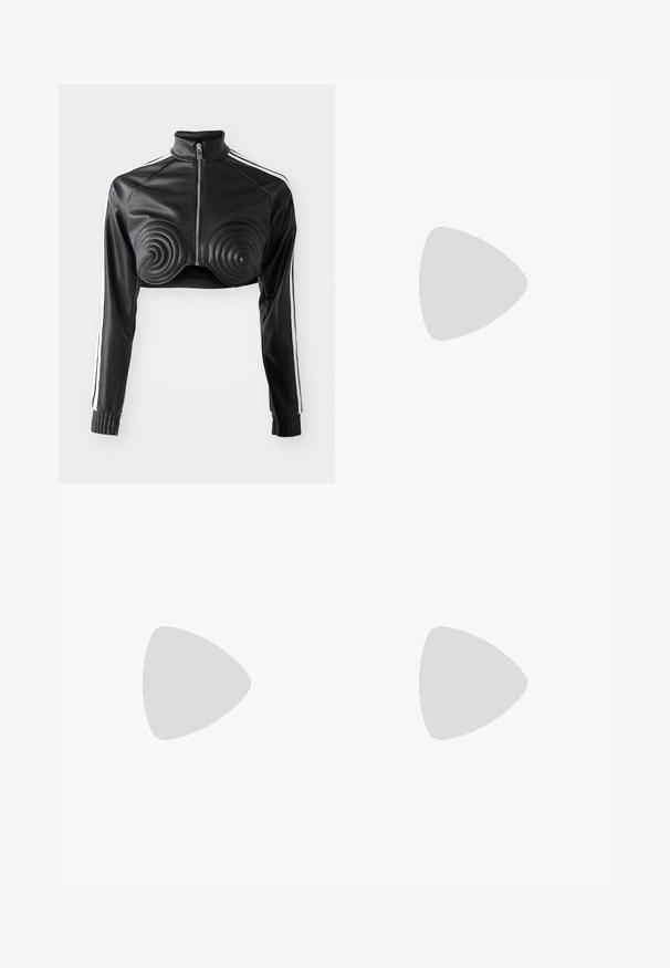 Svart kort jacka i konstläder med spiralformade vadderade detaljer på bysten, dragkedja framtill och vita sidostråk på ärmarna.; Vit ribbad linne med en åtsittande design, racerback-remmar och ett texturerat tyg. Rundad halsringning och nederkant med lätt scallop-detalj.; Svarta lösa träningsbyxor i mjukt tyg. Har en elastisk midja och sidoflikar med logodetaljer.; Svarta fotbollsskor med en texturerad läderöverdela, som har en vadderad framdel, tre vita ränder på sidorna och en yttermaterial av gummirubber.