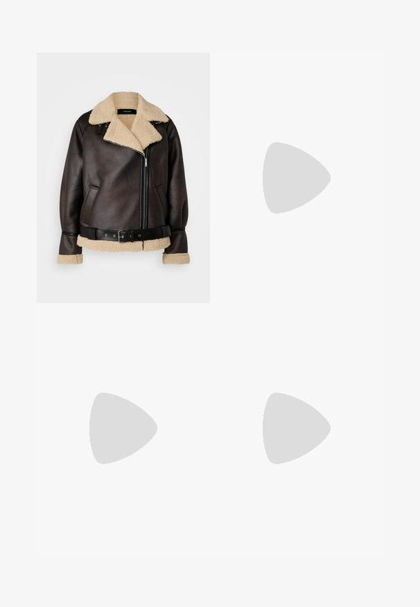Vero Moda Tall VMJOANNA JACKET - Imiteret læderjakke - chocolate torte/silver mink; Tre tætsiddende T-shirts i hvid, grå og sort. Hver af dem har en bred scoop-udskæring og korte ærmer. Fremstillet af glat, strækbart stof.; Gap Tall 70S - Flared jeans - medium indigo; Sorte høj-top sneakers i lærred med hvide gummisåler og snørebånd. Har et rundt logo på siden og kontrasterende hvide syninger.
