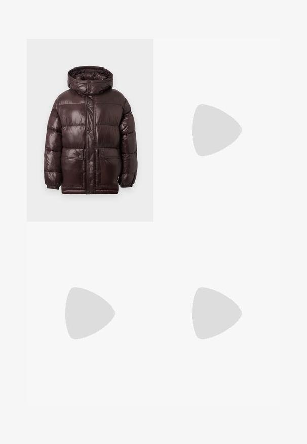 Brown puffer jacket with a shiny finish, a high collar, snap buttons, and two front pockets. Features a hood and elastic cuffs.; The North Face ESSENTIAL OVERSIZE CREW - Sweatshirt - white dune; Brown cargo pants made of fabric, featuring two side pockets and an elastic waistband with a black logo accent. Straight-leg design.; White and silver Nike sneakers with mesh fabric, reflective accents, and a beige sole. Worn with black socks, standing on a blue surface.