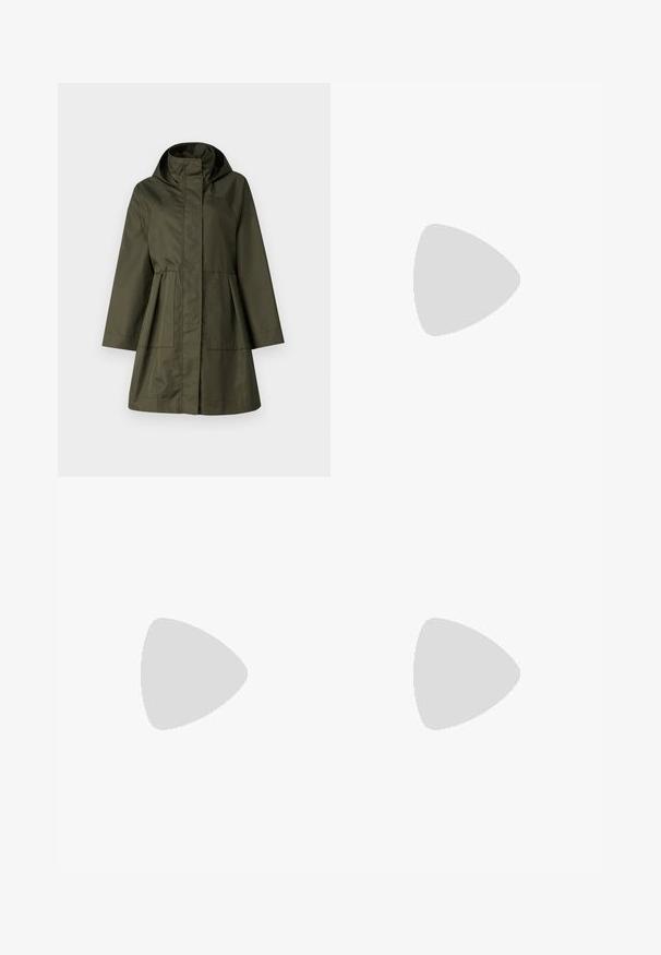 MAX&Co. TONACA - Parkaer - khaki; Afklippet pullovertrøje i levende orange strik, der har en rund halsudskæring, lange ærmer, ribbet kant og en subtil tekstureret finish.; Plisseret nederdel i lys beige, lavet af blød stof. Har elastisk talje med snor og lodrette plisseringer for struktur.; Sort læder loafersko med en kraftig gummisål, hvide syninger og scallop-detaljer på forsiden. Glat struktur og poleret finish.