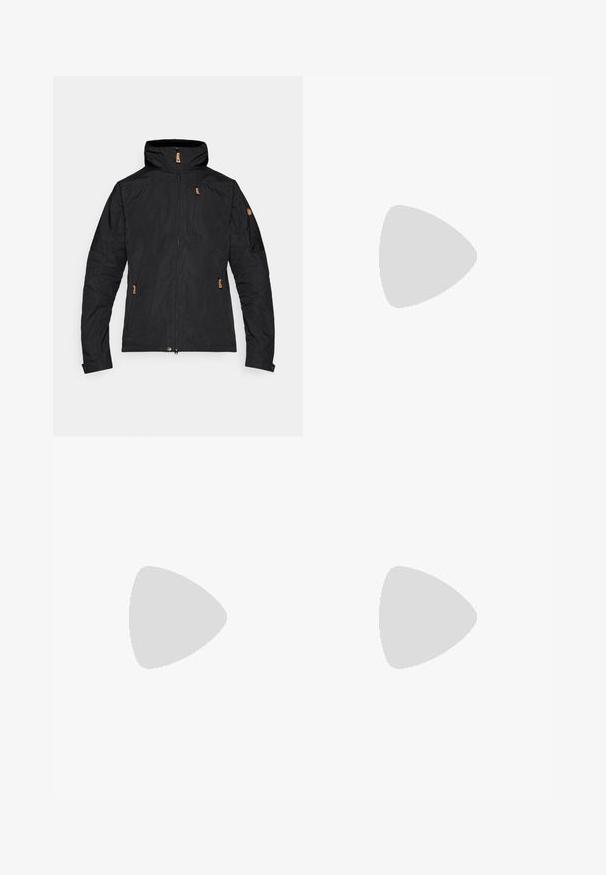 Crna vanjska jakna s kapuljačom, koja ima prednji patentni zatvarač i dva bočna džepa. Teksturirana tkanina s smešnim akcentima.; Crni pulover s polu-zip zatvaračem, dugim rukavima, teksturiranom tkaninom i ojačanim šavovima. Ima logotip na rukavu.; Crne vanjske hlače s elastičnom trakom u struku i malim logotipom na desnom bedru, prikazane na bijeloj pozadini.; Crne i sive planinarske čizme s teksturiranom tkaninom, svijetlo žutim akcentima, ojačanim prstom i gumenom potplatom s dubokim utorima za bolju prionljivost.