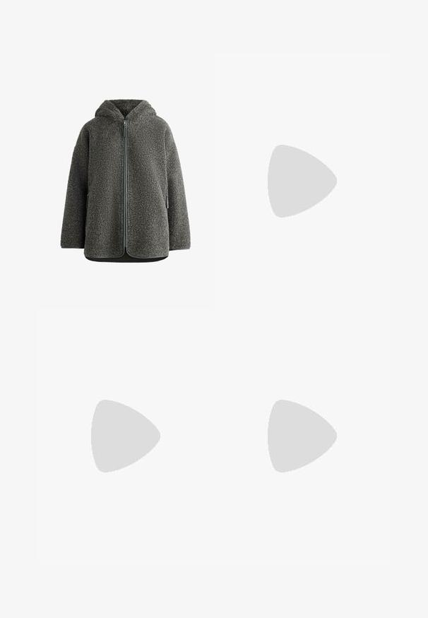 Fleecová bunda s kapucňou v tmavosivej farbe, s úplným predným zipsom, bočnými vreckami a textúrovaným, plyšovým povrchom.; Dlhý rukáv, košeľa v námořníckej modrej farbe, vyrobená z mäkkého materiálu s okrúhlym výstrihom, jemnou textúrou a zaobleným spodným lemom. Obsahuje malú nálepku s logom.; Tmavošedé legíny s vysokým pásom, vyrobené z hladkého, elastického materiálu. Majú priliehavý strih a žiadne viditeľné vzory ani kovové prvky.; Béžová športová obuv s textúrovaným sieťovinovým zvrškom a hladkými akcentmi. Má odpruženú podrážku, spevnenú špičku a čiernu gumovú podrážku.