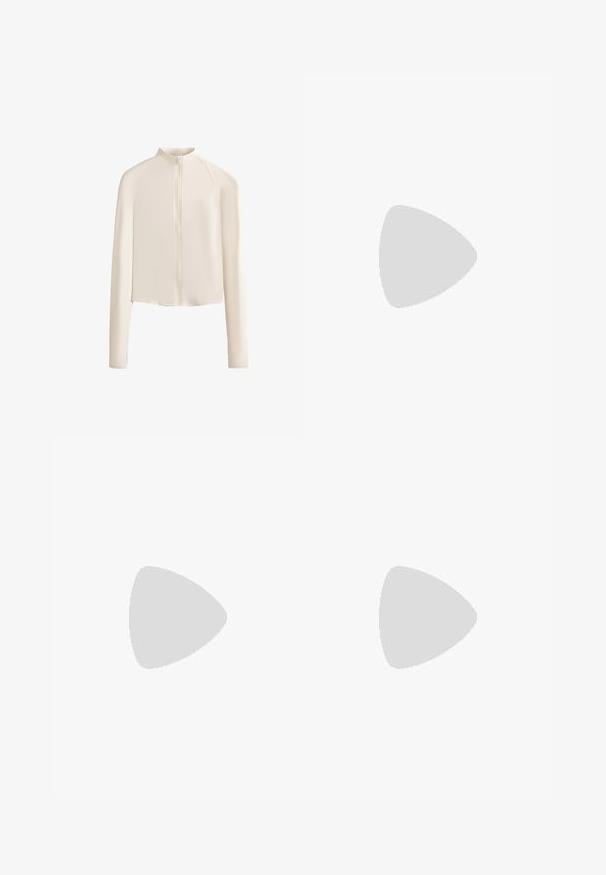 Helle beige Langarmjacke mit hohem Kragen, vollständigem Reißverschluss vorne, nahtlosen Schultern und glattem Stoff. Minimalistisches Design.; Weiche, beigefarbene Bralette mit V-Ausschnitt, breiten Trägern und Wickeldesign. Aus dehnbarem Material mit glatten, minimalistischen Nähten gefertigt.; Braunfarbene Leggings mit glatter Textur, hohem Bund und schmal zulaufenden Beinen, aus dehnbarem Material. Keine Muster oder sichtbaren Beschläge.; Weiß-graue New Balance Sneakers aus Mesh- und Wildledermaterialien, mit einer klobigen Sohle und strukturierten Akzenten an den Seiten und der Ferse.