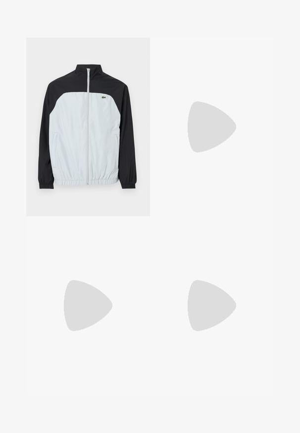 Biała i czarna kurtka typu windbreaker z wysokim kołnierzem, zamkiem z przodu, elastycznymi mankietami oraz małym zielonym logo na piersi.; Lacoste - T-shirt basic; Czarne szorty bawełniane z elastycznym pasem, sznurkiem ściągającym i białymi detalami logo. Gładka tekstura i długość do kolan.; Białe skórzane trampki o gładkim wykończeniu, z zielonymi akcentami na pięcie i zielonym logo z boku. Posiadają płaską podeszwę i okrągły czubek.