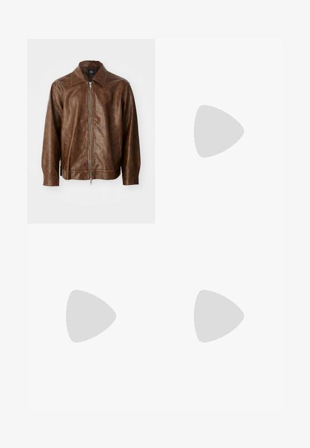 Hnědá kožená bunda s hladkým povrchem, zipovým uzávěrem a dvěma bočními kapsami. Má klasický límec a dlouhé rukávy.; Burgundské tričko s dlouhým rukávem vyrobené z měkkého materiálu, s širokým kulatým výstřihem a mírně zakřiveným lemem pro uvolněný střih.; Bílé zkrácené džíny vyrobené z bavlněné směsi. Mají dvě přední kapsy, dvě zadní kapsy a hladký povrch. Uzavření na kovový knoflík.; Hnědá kožená vysoká bota po kolena s špičatou špičkou a blokovým podpatkem. Má hladký povrch a boční zip pro snadné obouvání.; Černé sluneční brýle s oválným tvarem čoček, tmavě zabarvenými čočkami a silným rámem. Discretní zlaté kovové detaily na stranách.; Černá tkaná kabelka zaobleného tvaru s texturovaným povrchem a jedním horním držadlem. Má elegantní, minimalistický design bez viditelného kovového příslušenství.