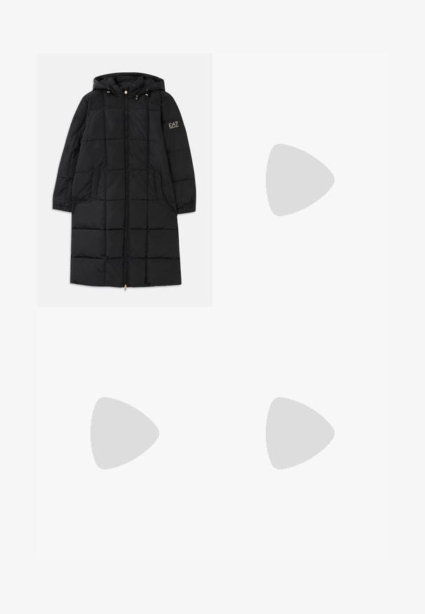 Schwarze Pufferjacke mit Kapuze, Reißverschluss vorne, gesteppter Design, zwei seitlichen Taschen und goldenen Akzenten an den Ärmeln.; Schwarzes T-Shirt mit kurzen Ärmeln aus Baumwolle, ausgestattet mit einem weißen rechteckigen Logo-Patch mit der Aufschrift "EA7" im Bereich der Brust auf der Vorderseite.; Schwarze Schlaghosen aus Sweatmaterial mit einem elastischen Bund und Kordelzug. Mit Logo-Detail an der Seite und glatter Stoffstruktur.; Weiße, marineblaue und hellblaue Wildleder-Sneaker mit dicker Sohle und aufgesticktem rundem Logo an der Seite.