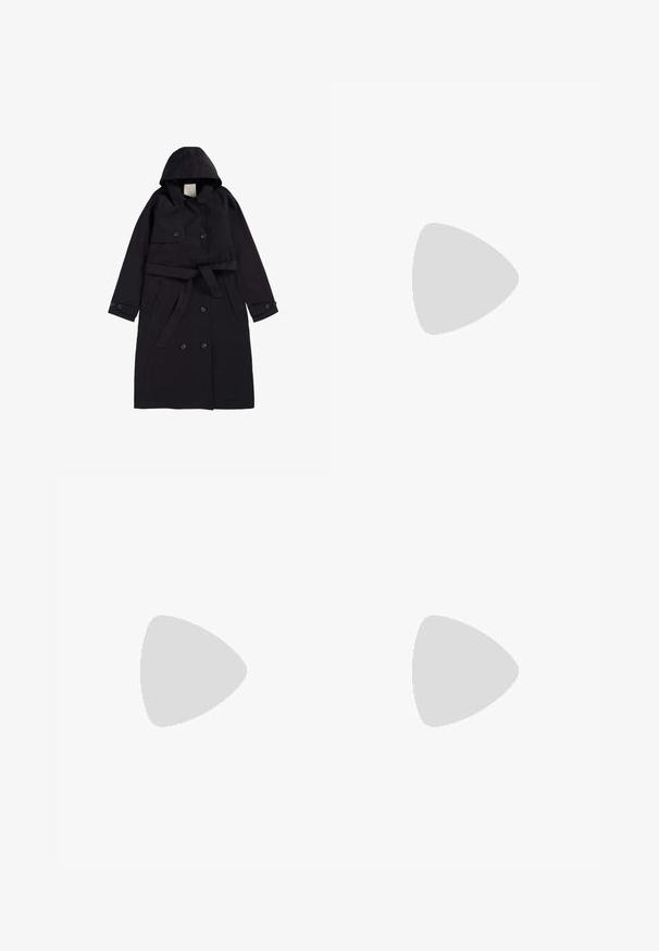 Manteau noir en tissu lisse, doté d'une capuche, d'un devant croisé avec des boutons noirs, et d'une ceinture assortie.; T-shirt en coton couleur crème à manches courtes. Présente un logo graphique bleu "Soft-e" et une illustration, étiquetée "100% SOFT."; Pantalons larges noirs en tissu léger. Dotés d'une taille élastique avec cordon de serrage et de rayures blanches sur les côtés. Logo de la marque sur la hanche.; Call it Spring RHODDE - Bottes à talons hauts - black