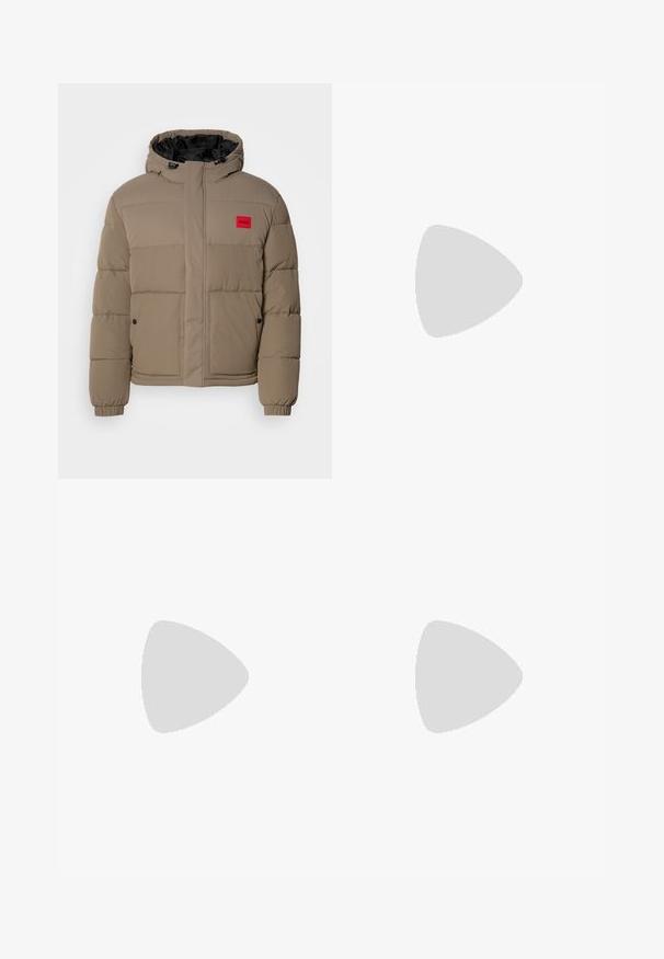 Puhasta jakna v svetlo rjavi barvi, z nastavljivo kapuco, sprednjim zadrgo in rdečo logotipno nalepko na prsih. Oblikovana je z elastičnimi manšetami in žepi.; BOSS BOTTO - Pulover - medium purple; Črne hlače iz gladkega materiala, ki imajo sprednjo zaponko, naborke in ravne noge. Brez vidnih vzorcev ali okraskov.; Črne usnjene visoke superge s gladko površino, bela gumijasta podloga in preprosta zasnova vezalk. Imajo držalo na hrbtni strani.