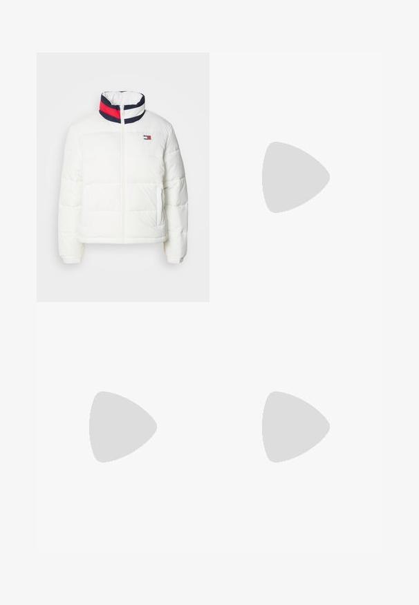 Hvit pufferjakke med høy krage, med en marineblå, rød og hvit stripet detalj. Glidelås i midten foran og sidelommer. Glatt tekstur.; Hvit, cropped t-skjorte laget av glatt bomull, med høy hals og korte ermer. Liten brodert logo i nederste hjørne.; Brune sykkelshorts laget av elastisk stoff med høy midje. Har en glatt tekstur og flate sømmer for komfort. Ingen synlige logoer eller mønstre.; Sorte semskede høyhælte sko med spiss tå og slank, lav hæl. Glatt tekstur med et elegant design, uten synlig maskinvare.