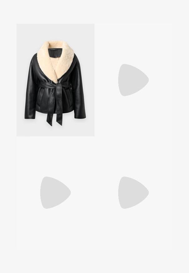 Zwarte leren jas met een brede crèmekleurige nepbontkraag. Voorzien van een ceintuur in de taille en een gestroomlijnd ontwerp met lange mouwen.; Witte satijnen mouwloze tanktop met een ronde halslijn en een soepele textuur, met een subtiele glans en nette randen.; Lichtgrijze op maat gemaakte pantalon van fijn geweven stof met een gladde voorkant, plooien en een rechte pijp. Zit op de taille.; Zwarte leren slingback hoge hakken met een puntige neus, met een uitsparing aan de voorkant en een dunne stilettohak.