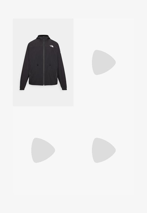 Svart lett jakke med hette, frontlås og to sidelommer. Har The North Face-logo på brystet og elastiske mansjetter.; The North Face ZUMU TEE - T-shirts med print - gravel; Svart utendørsbukser laget av slitesterkt stoff. Har glidelåslommer, forsterkede knær og en rett skjæring for bevegelighet.; Svart treningssko med teksturert overdel, med grå detaljer og hvit såle. Har en pull tab og fremtredende merkevarelogo på hælen.