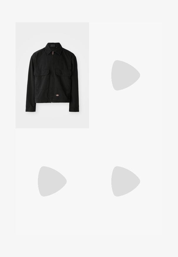 Sort bomuldsjakke med lynlås, spidse krave, to forreste klaplommer og logo patch ved kanten. Glat tekstur, afslappet design.; Brun, langærmet top lavet af et let, tekstureret strik med en løs, boksagtig pasform og en subtil vandret mønster over det hele.; Grønne denim cargo bukser med vide ben, der har sidelommer, falmet overflade og klassisk knap- og lynlåslukning.; Brune læder Chelsea støvle med elastiske sidepaneler, struktureret hæl og kontrastgule syninger. Har en trækflap for nem påklædning.