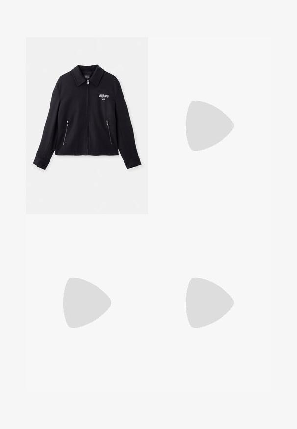 Sort lynlåsjakke lavet af blødt stof, har en krave, to lynlåslommer på siden og et hvidt Versace-logo på den øverste venstre side.; Sort t-shirt med korte ærmer lavet af bomuld, med et hævet hvidt broderet Versace-logo og et medusahoveddesign på forsiden.; MISBHV PERFECT - Shorts - beige; Sorte atletiske sneakers med mesh- og ruskinds materialer, tekstureret sål, rund tå og Versace-logo detalje på siden.