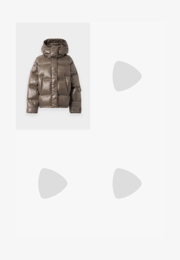 Ruskea pehmustettu takki korkealla kauluksella, joka on kiiltävä pinnaltaan, suurilla etutaskuilla ja hieman ylisuurella muodolla.; Filippa K FLUFFY  - Neule - dark beige; Ruske leve široke hlače z elastičnim pasom in gladkim materialom, prikazane na enobarvni beli podlagi.; Souliers Martinez PENELOPE - Korolliset avokkaat - black