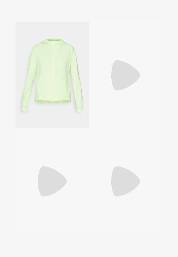 Chaqueta Nike verde claro con capucha, puños y dobladillo elásticos. Presenta una textura suave y mate, y un pequeño logotipo blanco en el lado izquierdo del pecho.; Camiseta atlética negra hecha de tela suave, con un diseño de nudo en la parte delantera y un pequeño logo blanco de Nike en el pecho.; Pantalones cortos deportivos blancos hechos de tela ligera y transpirable. Cuentan con una cintura elástica y paneles de malla en los lados, con un pequeño acento en azul del logo.; Zapatillas deportivas blancas con parte superior de malla, acentos grises, suela con amortiguación gruesa y múltiples agujeros de ventilación a lo largo del borde inferior.