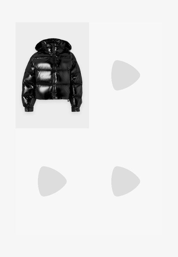 Musta pörröinen takki kiiltävällä pinnalla, lyhennetty muotoilu, vetoketjukiinnitys ja huppu. Sisältää tikatut osat pehmusteeksi ja joustavat hihansuut.; Kermaküllane ilma varrukateta pluus kõrge kaelusega, nööpide sulgemisega ja volditud detailidega õlgadel. Sile kangas.; Mustat leveät housut korkealla vyötäröllä, joissa on laskokset ja sileä pinta. Kangas näyttää kevyeltä ja laskeutuu kauniisti.; Navy sininen mokkanahkakengät, joissa on terävä kärki ja keskikorkea lohkare korko. Sileä pinta, jossa on hieno kiilto ja pieni leikkaus etuosassa.