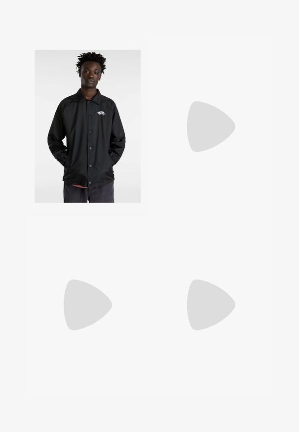 Schwarze, wasserdichte Jacke mit Druckknöpfen, spitzem Kragen und Seitentaschen. Verfügt über ein Logo auf der linken Brust und gerippte Bündchen.; Schwarze Zip-Hoodie aus weichem Stoff mit einer Vorderstasche, Kapuze mit Kordelzug und gerippten Bündchen. Logo-Patch auf der unteren linken Seite.; Cremefarbenes T-Shirt mit kurzen Ärmeln aus Baumwolle, mit schwarzem Text "Sag es einem Freund." Runder Ausschnitt, lockere Passform, keine Muster.; Braune, ausgestellte Hosen aus glattem Stoff mit einem Knopfverschluss, ausgestattet mit Fronttaschen und geraden Nähten entlang der Beine.; Schwarze Wildleder-Sneaker mit drei weißen Streifen, strukturiertem braunem Gummisohle und schwarzen Schnürsenkeln. Das Innenfutter zeigt ein Logomuster.