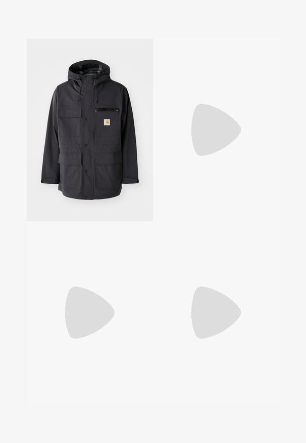 Casaco preto com capuz feito de um tecido suave, apresentando múltiplos bolsos frontais, um bolso no peito com fecho e um emblema.; T-shirt azul claro, de mangas curtas, feito de algodão, com um decote redondo e um pequeno logótipo multicolorido da Carhartt no lado esquerdo do peito.; Calças de ganga pretas com corte direito, apresentando bolsos frontais, fecho de zip e um único botão na parte superior. Tecido texturizado com um acabamento mate.; Sapatilhas de camurça pretas com solas de borracha branca e riscas laterais, combinadas com calças de carga verde claro, em pé sobre uma superfície escura e texturizada.