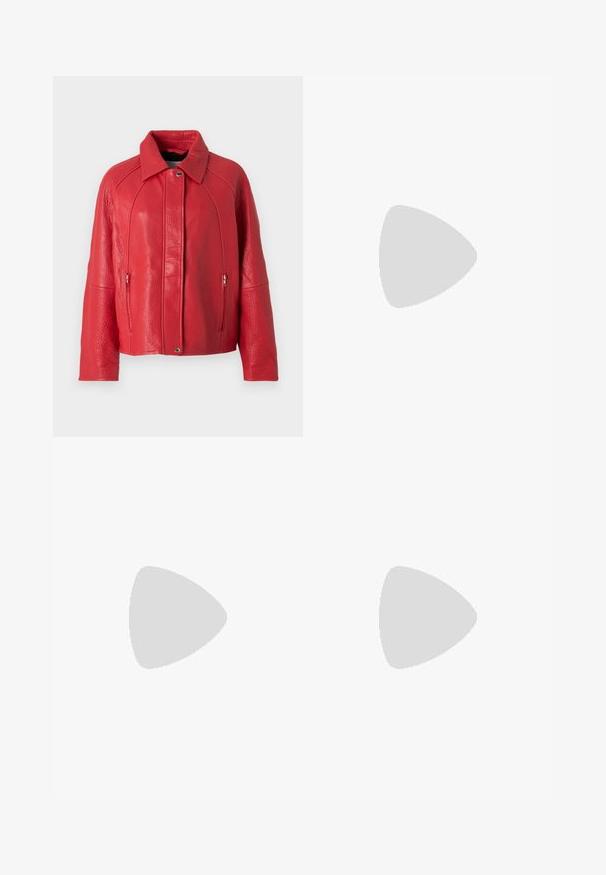 Rode leren jas met een gestructureerde afwerking, voorzien van een kraag, een rits aan de voorkant en zijzakken. Het ontwerp is gestructureerd en modern.; Lichtgroen gebreid shirt met korte mouwen, een kraag en een v-halslijn; heeft een gestructureerd patroon met open weefsel overal.; Donkere spijkerbroek met een rechte pijp, hoge taille, voorzakken en een metalen knoopsluiting. Gelaagd stof met zichtbare stiksels.; Zwarte loafers met een gladde stof bovenkant, puntige neus en lage houten hak. Heeft een eenvoudig instapontwerp zonder zichtbare bevestigingen of versieringen.