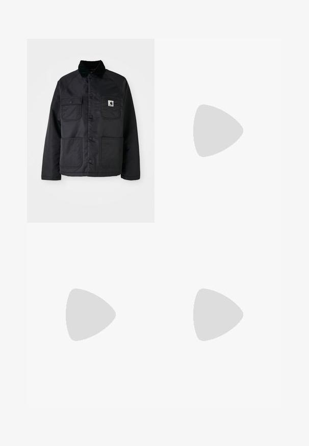 Melnā dūnu jaka ar korduroja apkakli, divām priekšējām kabatām, snap pogām un baltu logotipa plāksteri uz kreisā krūts.; Balta kokvilnas T-kreklā ar brīvu piegriezumu, īsām piedurknēm un mazu izšūtu logotipu kreisajā krūtīs.; Carhartt WIP BRANDON DOUBLE KNEE PANT - Armijas stila bikses - aura rinsed; Rozā zamša kedas ar zaļām svītrām, baltām akcentiem un brūnu gumijas zoli. Izstrādātas ar teksturētu audumu un logotipa detaļām sānos.