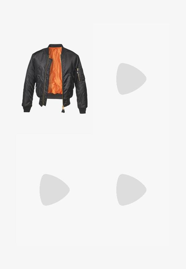 Črn bomberjakna z bleščečo zunanjostjo, oranžno podlogo, rebrastimi manšetami in žepom na zadrgo na levem rokavu. Zlati dodatki na zadrgi.; Siva kapuca majica iz mehkega blaga ima kenguru žep, zategovanje s vrvico ter rebraste manšete in spodnji del. Enostaven dizajn.; Svetlo sivi trenirke z elastičnim pasom in stranskimi žepi, ravnega kroja, narejene iz mehke tkanine.; Bela usnjena športna obutev s perforacijami, okroglo konico, ravnim podplatom in debelimi vezalkami, z vidnim logotipom smoosh in napisom "AIR" na peti.