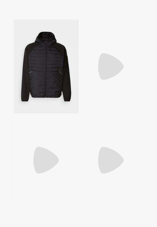 Svart jacka med huva, som har ett quiltat mönster på framsidan, släta ärmar och dragkedjefickor. Strukturerad tyg med figursydd silhuett.; Vit skjorta med knappar, tillverkad av textil med struktur och en figurnära design. Har långa ärmar, en spetsig krage och vita knappar.; Svarta joggingbyxor i slätt tyg. Har resårmidja med en dragsko, avsmalnande ben och inga synliga fickor. Enkelt design.; Svarta läder slip-on loafers med en texturerad yta och en kontrasterande beige gummisula. Har en subtil accent längs fram.