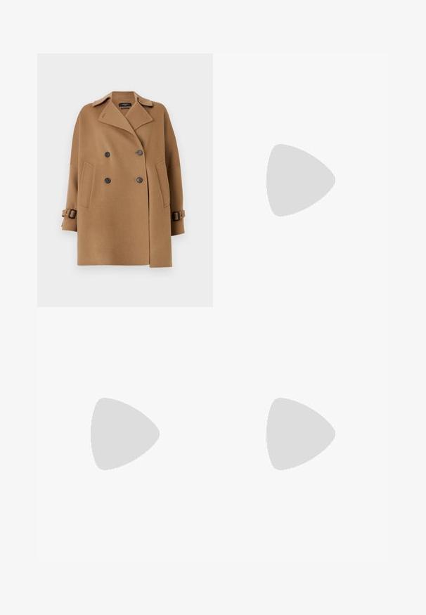 WEEKEND MaxMara ONCIA tan; Brązowa bluzka z krótkim rękawem, okrągłym dekoltem i zamkiem błyskawicznym z tyłu. Wykonana z gładkiego materiału, o prostym, kwadratowym kroju i bez wzorów.; Czarne spodnie o szerokich nogawkach, charakteryzujące się gładką fakturą, usztywnionym pasem i fałdami z przodu. Minimalistyczny design bez widocznych elementów metalowych.; Beżowe sandały na wysokim obcasie o plecionym wzorze, z dekoracyjnym kwiatem i paskiem na kostkę. Kwadratowy obcas zwiększa stabilność.