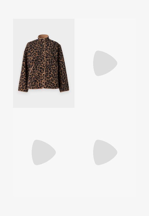 JJXX JXVERA  - Flisinė striukė - multi coloured; Juodas pašiltintas ilgomis rankovėmis megztinis su apykakle, pagamintas iš elastingos medžiagos, su prigludusia siluetu ir subtilia tekstūra.; Šviesiai rudos velveto platėjančios kelnės su aukštu liemeniu, turinčios metalinį mygtuko užsegimą, diržų kilpas ir matomą tekstūrą per visą paviršių.; Juodos odinės bateliai su apvaliu nosiu, stora blokine pakulne ir elastingais šonais, derinami su tamsiomis pėdkelnėmis ir juoda sijonu su plyšiu.; Sidabrinės pusmėnulio auskarai minimalistiniu dizainu. Apskritimo forma, lygus paviršius ir plonas profilis. Lengvi su poliruotu apdailu.