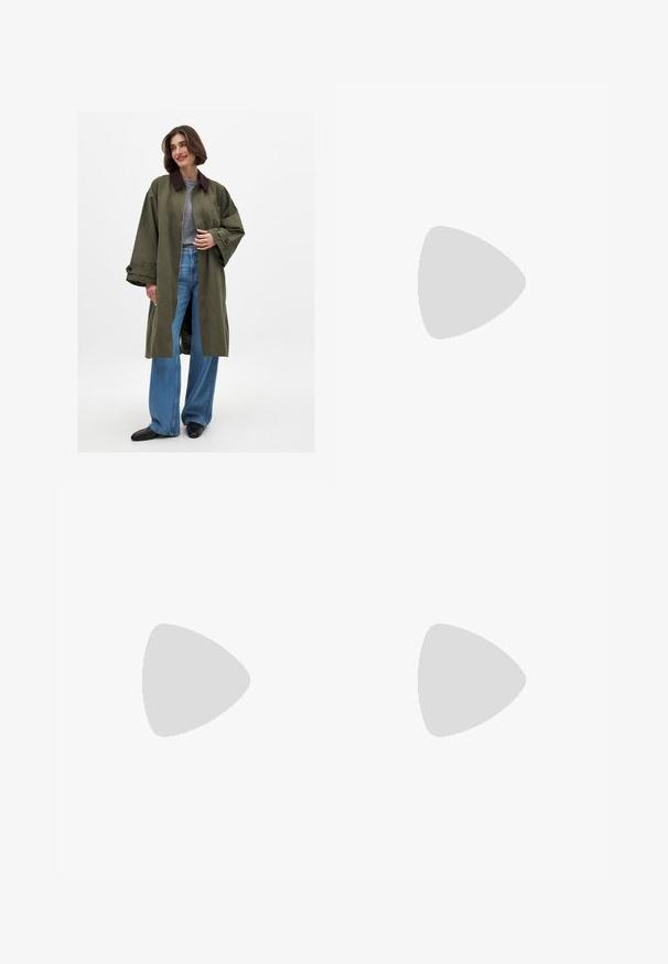 Oliven grøn oversized frakke med en brun krave, drop-skuldrer og knaplukning ved håndleddene, parret med brede blå jeans og sorte sko.; Hvid skjorte med knaplukning lavet af glat bomuld, med klassisk krave, lange ærmer og et diskret logo på brystet. Har frontknaplukning.; Lys grå, flagrende sweatre med blødt stof. Har en elastisk talje med snøre. Glat struktur, ingen synlige mønstre.; Brune ruskind ankelstøvler med blød tekstur, rund tå, en trækflig og en robust gummisål med lav profil for komfort.
