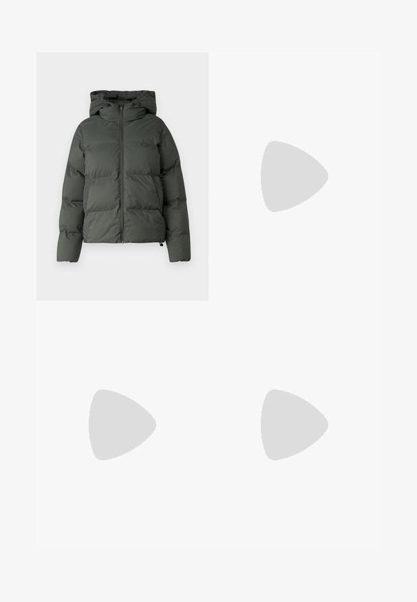 Tumši zaļš pūkains jaka ar kapuci, ar rāvējslēdzēju priekšā, un izšūtu tekstūru ar horizontālām daļām. Gluda matēta apdare.; Sarkana ziedu kleita ar īsām plīvojošām piedurknēm, V-veida izgriezumu, sašaurinātu jostasvietu un slāņotu volānu apakšu, izgatavota no viegla auduma.; Sarkanais ādas plakanās kurpes ar smailu purngalu, ar sānu siksnu un metāla sprādzi, kā arī zemu melnu papēdi. Visa virsma ir gluda.; Kaķa acs saulesbrilles ar melnu un oranžu bruņurupuču rakstu rāmi, brūnām lēcām un elegantiem, norādītiem galiem. Rāmī ir minimālists logos uz tempļa.