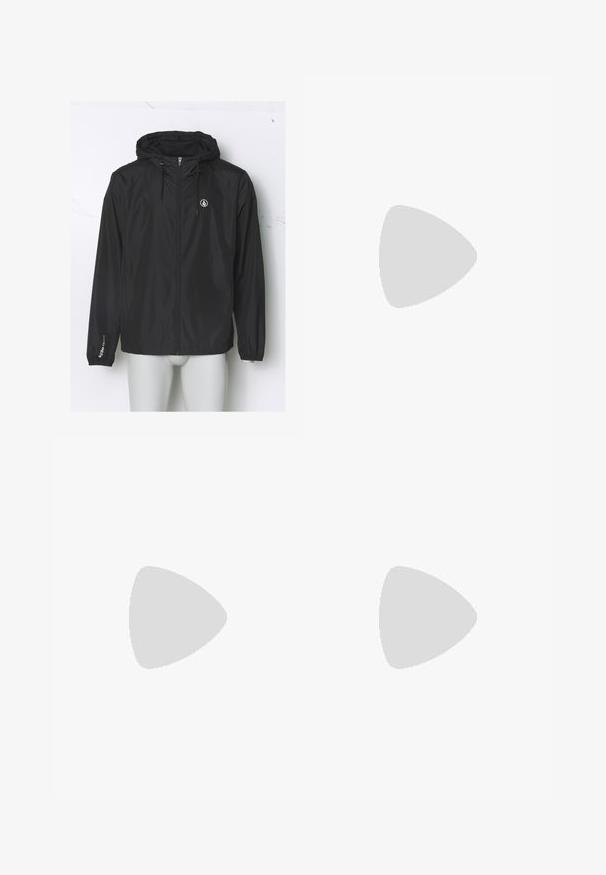 Schwarze leichte Windjacke mit Kapuze, Frontreißverschluss, elastischen Bündchen und einem Logo auf der Brust; aus glattem, wasserabweisendem Material gefertigt.; Schwarzes Baumwoll-T-Shirt mit kurzen Ärmeln, rundem Halsausschnitt und kleinem orangefarbenen Logo auf der Brust. Glatte Textur und lockere Passform.; Braune Baumwollhose mit Kordelzugbund, zwei Seitentaschen und lässiger Passform. Glatte Textur und gerade Beinschnitt.; Schwarzer Sportschuh mit einem strukturierten Mesh-Obermaterial, verstärkter Zehenkappe und einem Schnellverschluss-System. Verfügt über eine robuste Laufsohle und einen leichten Absatz.