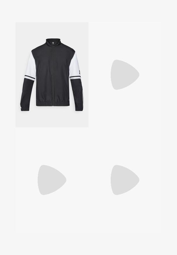 Zwart-witte jas met hoge kraag, volledige rits aan de voorkant, elastische manchetten en gestreepte accenten op de mouwen. Gemaakt van glad, lichtgewicht materiaal.; Zwarte katoenen t-shirt met korte mouwen, ronde hals en een wit logo op de linkerkant van de borst. Gladde textuur en eenvoudig ontwerp.; Zwarte sportbroek met taps toelopende pijpen, elastische tailleband, zijzakken en witte logo- en streepdetails. Gemaakt van een glad, licht materiaal.; Zwart voetbalschoen met witte accenten, leren bovenwerk, verhoogde veters en zes transparante noppen, zwevend boven groen gras met verspreid afval.